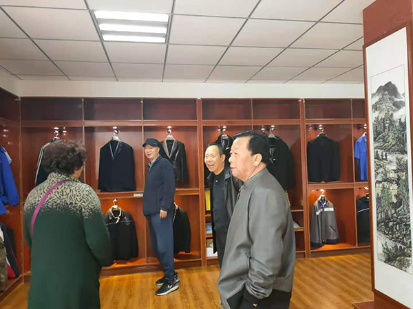 甘肅省文史館原館長(zhǎng)劉醒初、 隴南市政協(xié)原副主席張俊蘭一行到蘭州耐特服飾有限公司隴南生產(chǎn)基地參觀(guān)